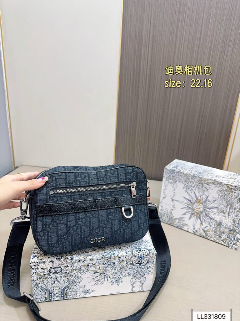 バッグ選びで迷ったら：ショルダーバッグの価格と使い道