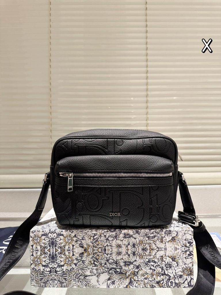 Diorディオール ショルダーバッグ 上質なモノグラムキャンバス仕様 レディースに のエレガ…|カフェに使いやすいバッグを写真で確認