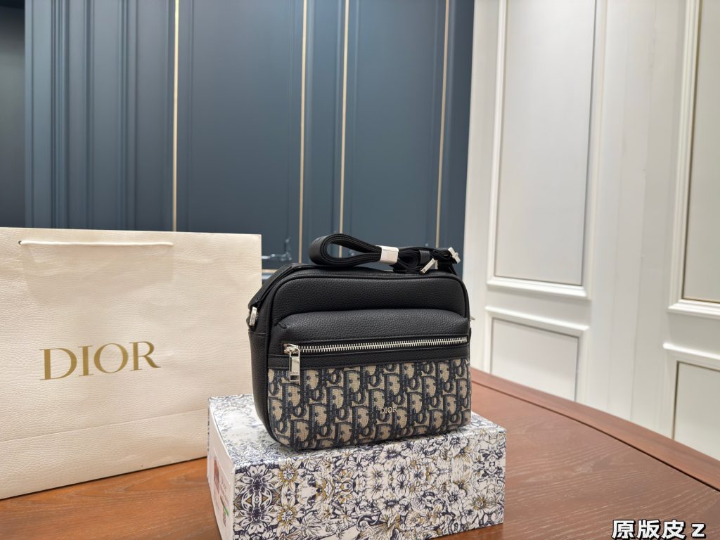 週末に持ちたいDiorモノグラムキャンバスのショルダーバッグ
