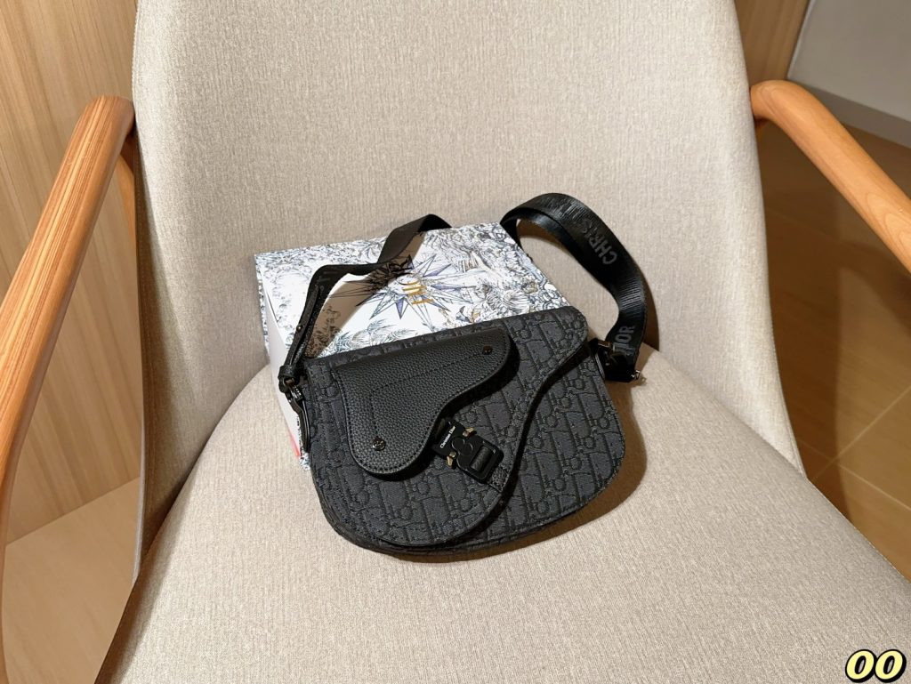 駅まで歩く日の服に合わせるならDiorのバッグはサイズ重視