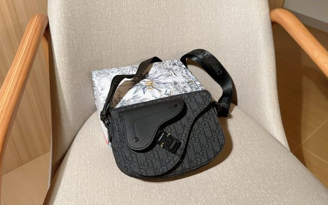 休日目線で見るDiorのショルダーバッグの印象