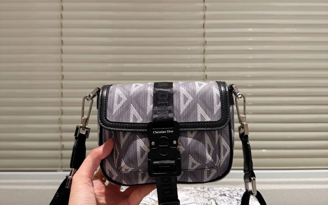 Diorのショルダーバッグを予算内で探す前に見るモノグラムのポイント