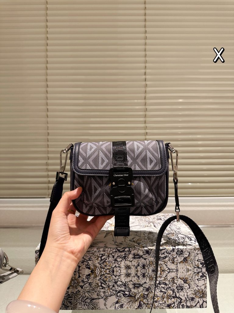 Diorディオール モノグラムキャンバス ライフスタイル小物｜旅行の日に写真で選び方を確認