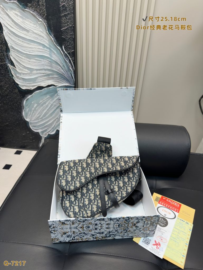Diorディオール ショルダーバッグ モノグラムキャンバス 上品で実用的なデザイン レディー…|旅行に使いやすいバッグを写真で確認