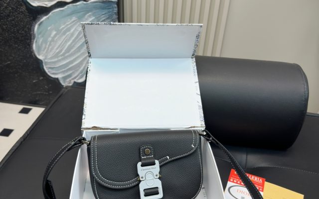 バッグ選びで迷ったら：ショルダーバッグの価格と使い道