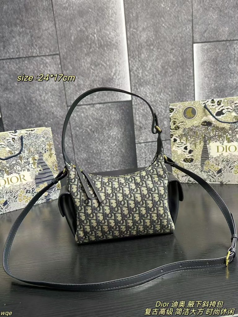 Diorディオール モノグラムキャンバス バッグ｜仕事帰りに使いやすさを写真で整理