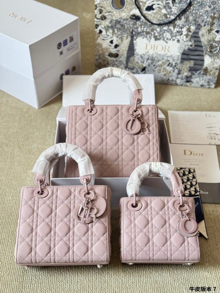 Diorディオール モノグラムキャンバス 上品なショルダーバッグ レディース向け|カフェに使いやすいバッグを写真で確認