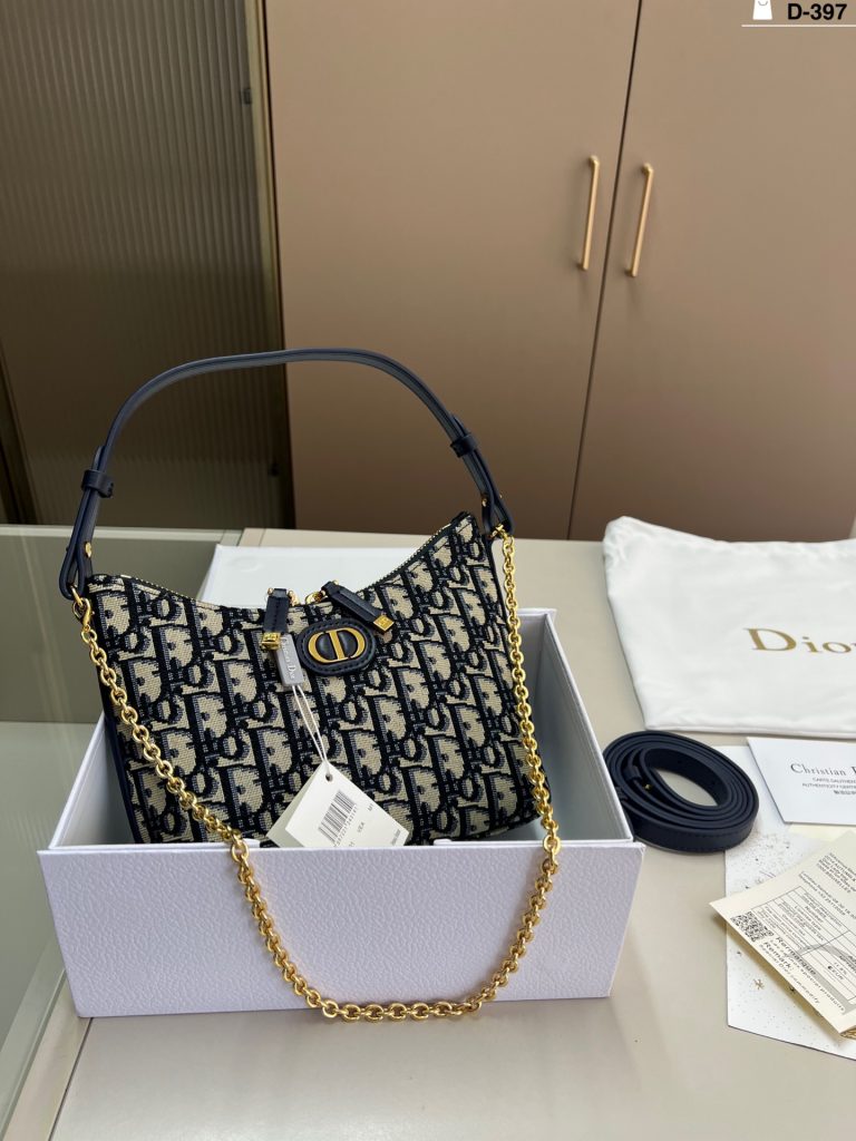 Diorディオール ショルダーバッグ|ギフトに使いやすさを写真で整理