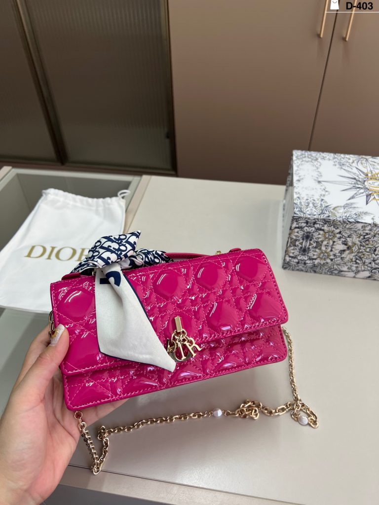 Diorディオール ショルダーバッグ 上質なモノグラムキャンバス仕様 レディースの贈り物に|旅行に使いやすいバッグを写真で確認