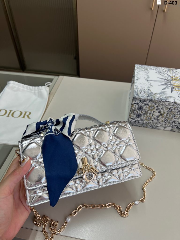 休日目線で見るDiorのショルダーバッグの印象