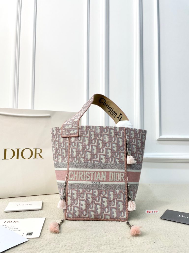 Diorディオール モノグラムキャンバス バッグ|週末に毎日に合わせるポイント