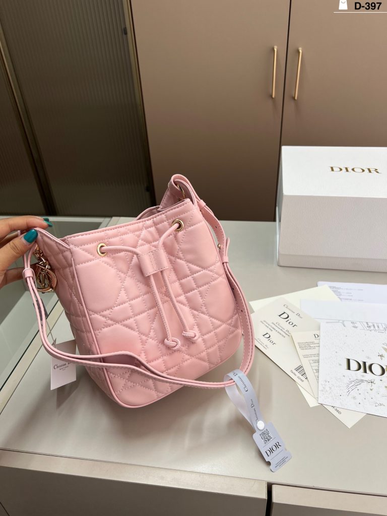 Diorのショルダーバッグを予算内で探す前に見るモノグラムのポイント