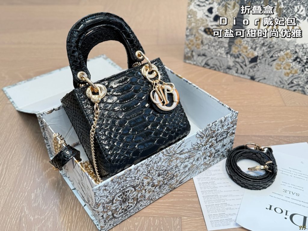 モノグラム系ショルダーバッグを服に合わせるなら見るべき3点