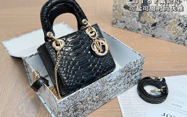 モノグラム系ショルダーバッグを服に合わせるなら見るべき3点