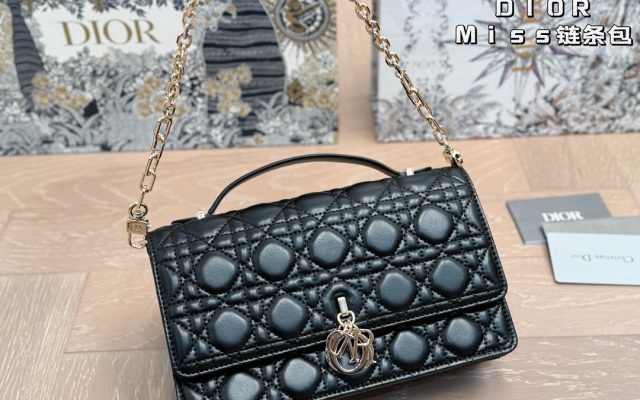 バッグ選びで迷ったら：ショルダーバッグの価格と使い道