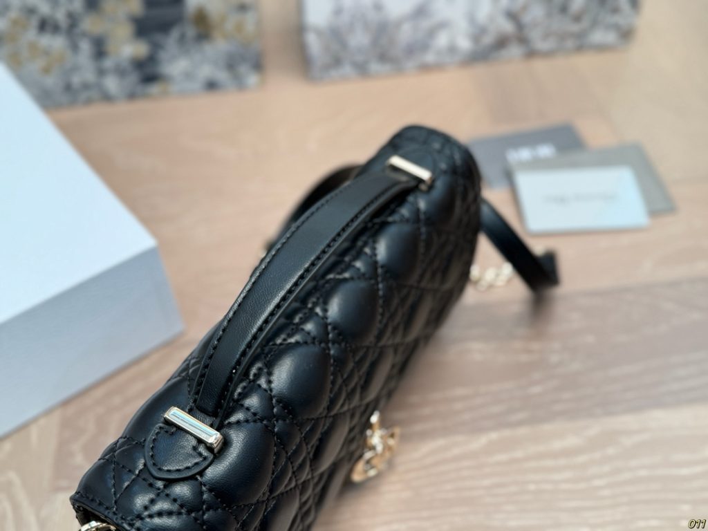 Diorディオール ショルダーバッグ 上品なモノグラムキャンバス レディースに人気の長く愛用できるデザイン - 画像 2
