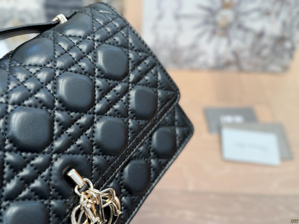 Diorディオール ショルダーバッグ 上品なモノグラムキャンバス レディースに人気の長く愛用できるデザイン - 画像 3