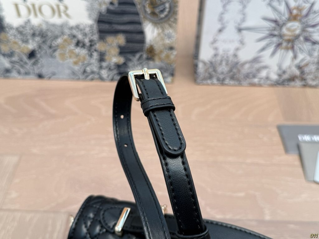 Diorディオール ショルダーバッグ 上品なモノグラムキャンバス レディースに人気の長く愛用できるデザイン - 画像 4