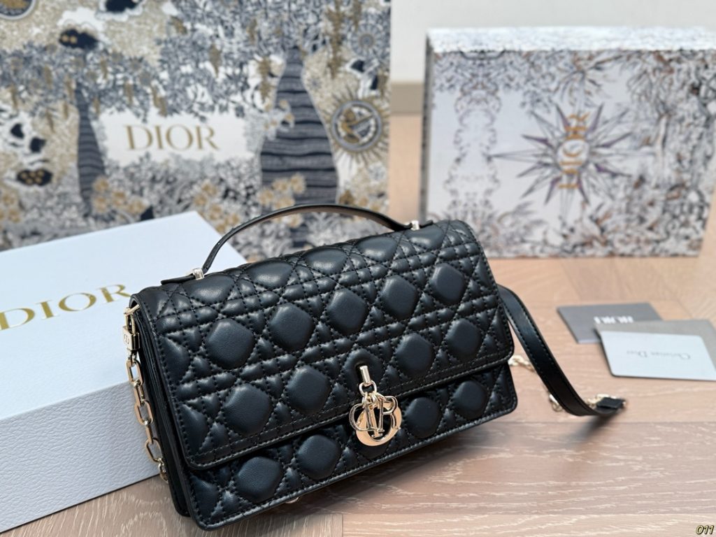 Diorディオール ショルダーバッグ 上品なモノグラムキャンバス レディースに人気の長く愛用できるデザイン - 画像 5