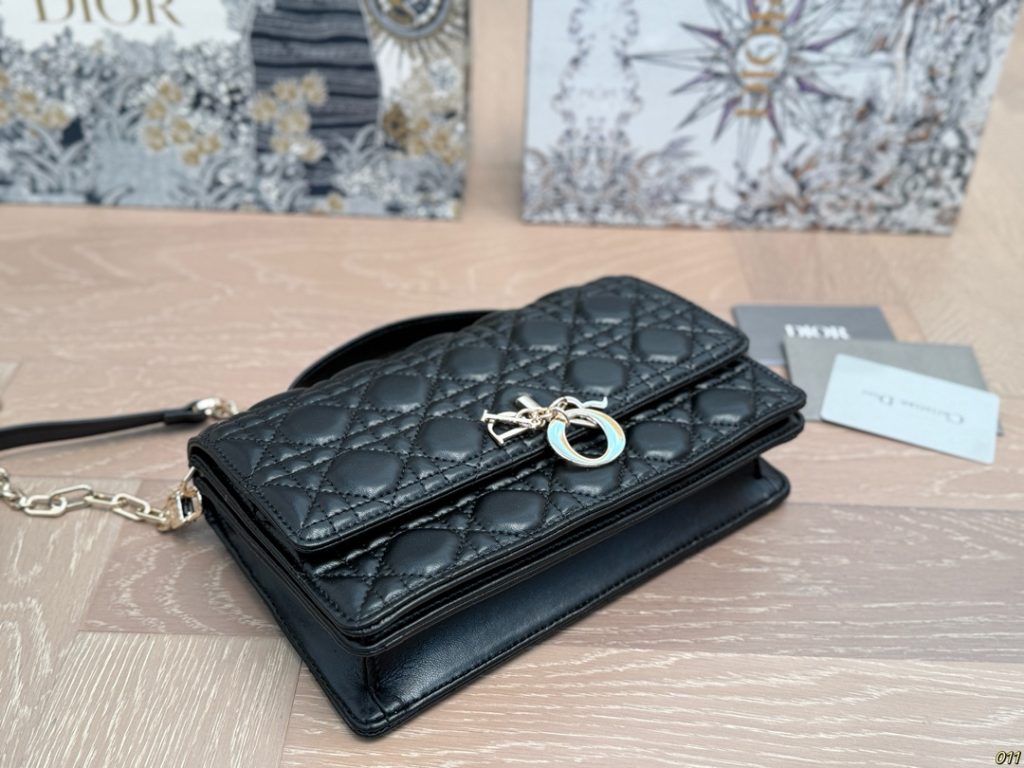 Diorディオール ショルダーバッグ 上品なモノグラムキャンバス レディースに人気の長く愛用できるデザイン - 画像 6