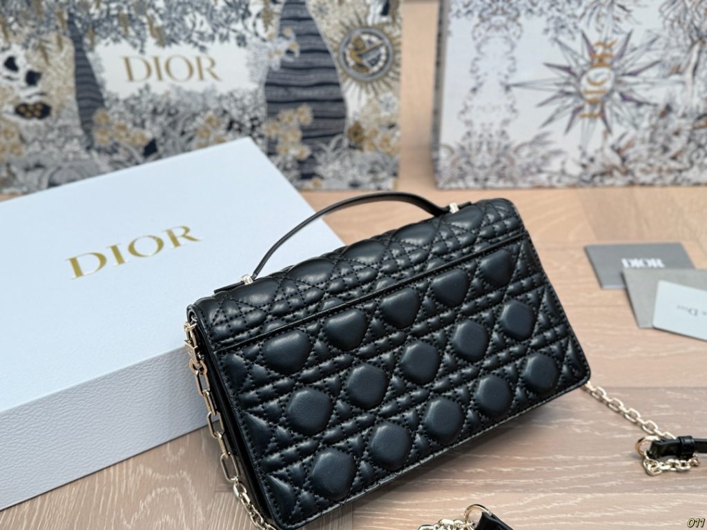 Diorディオール ショルダーバッグ 上品なモノグラムキャンバス レディースに人気の長く愛用できるデザイン - 画像 7