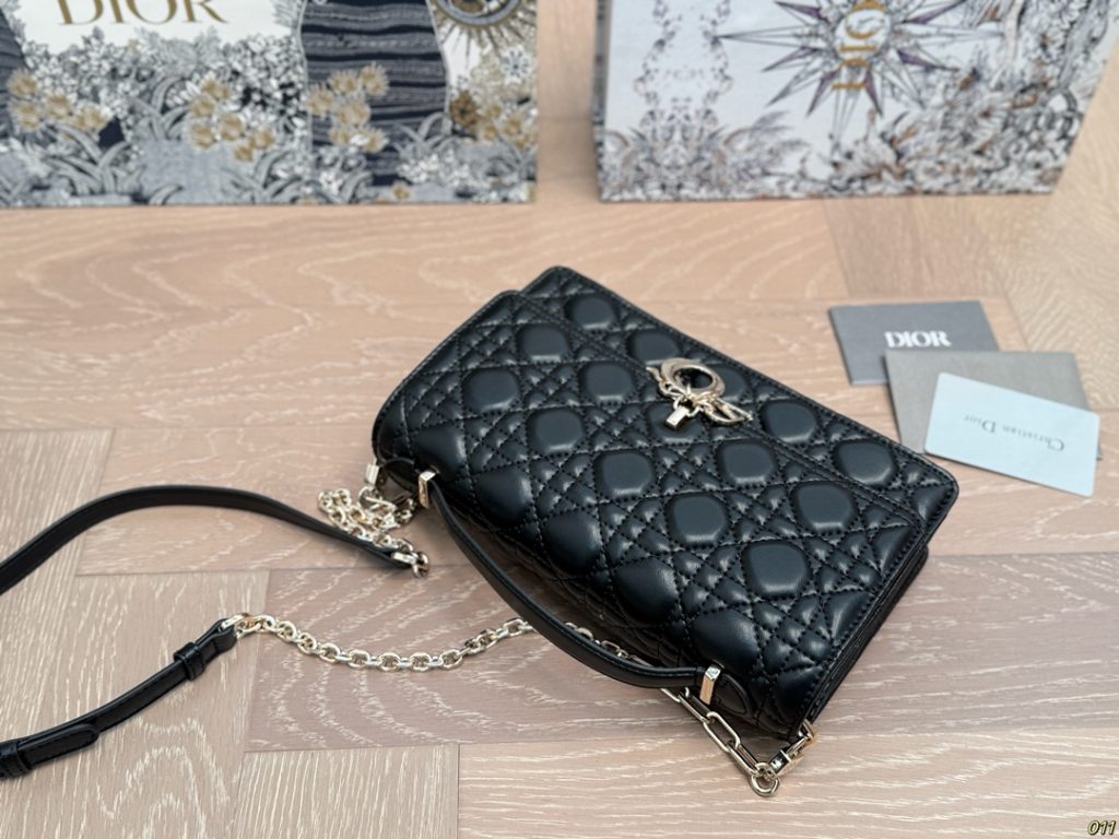 Diorディオール ショルダーバッグ 上品なモノグラムキャンバス レディースに人気の長く愛用できるデザイン - 画像 8