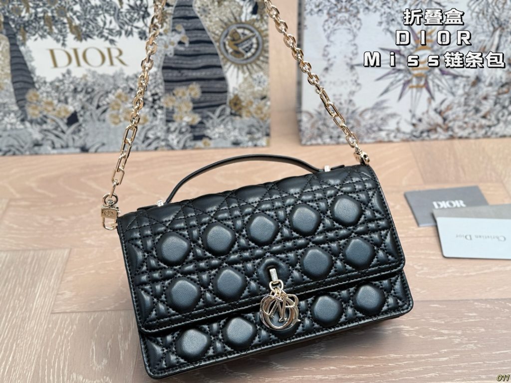 休日目線で見るDiorのショルダーバッグの印象