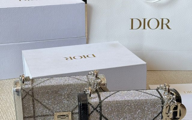 休日で使いやすいDiorのショルダーバッグを写真で確認