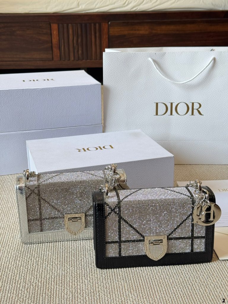 休日で使いやすいDiorのショルダーバッグを写真で確認