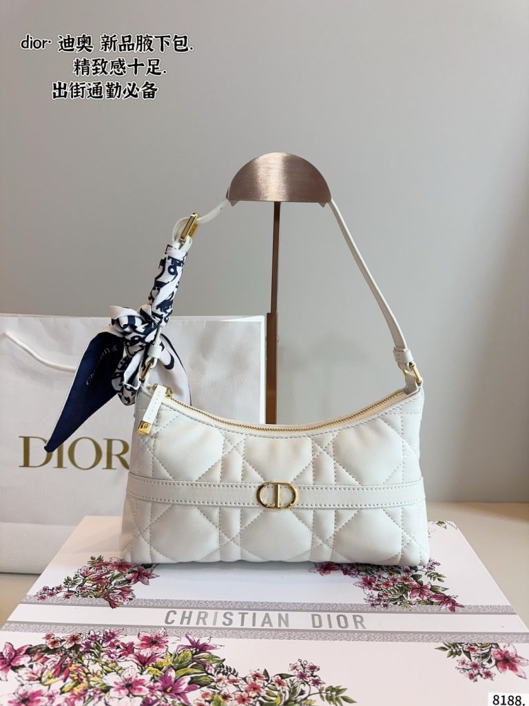 レディース向けショルダーバッグの選び方：モノグラムとサイズ感