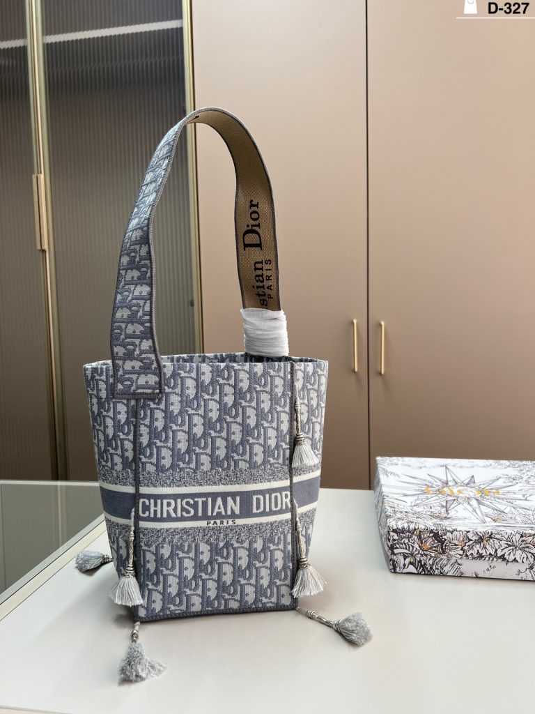 Diorのショルダーバッグを予算内で探す前に見るモノグラムのポイント