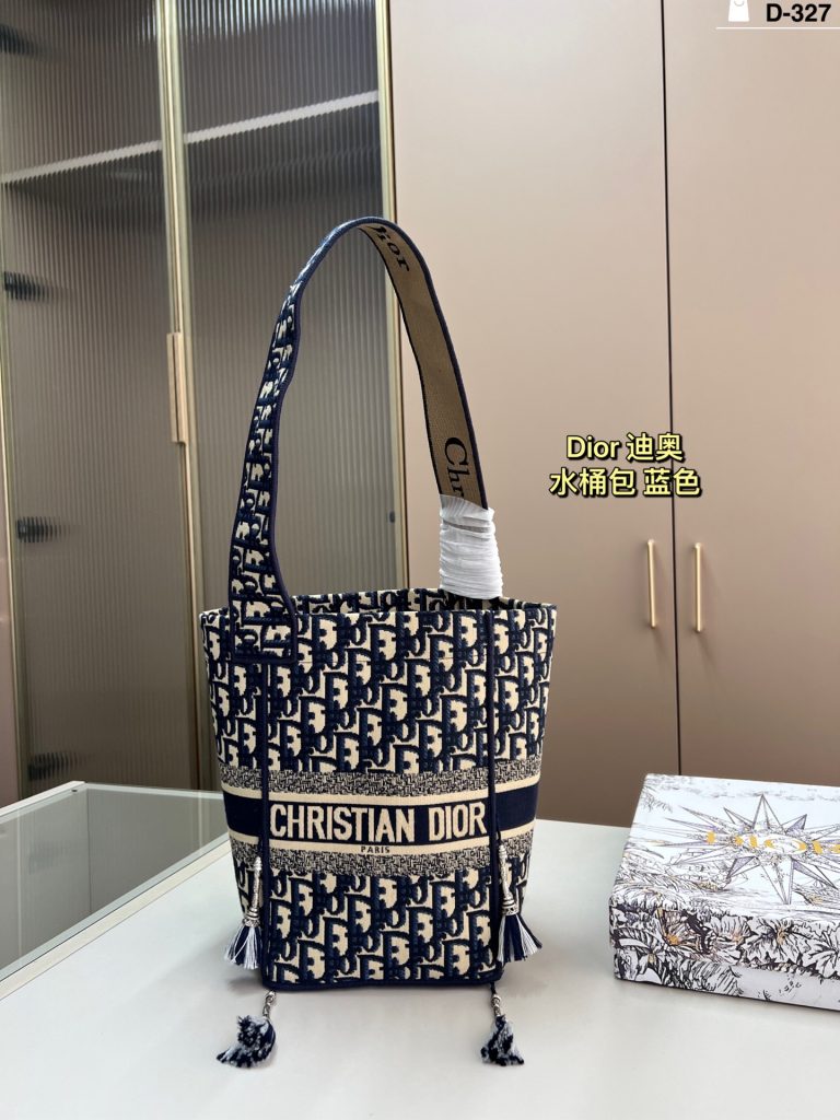 旅行に使いやすいDiorのバッグを探す