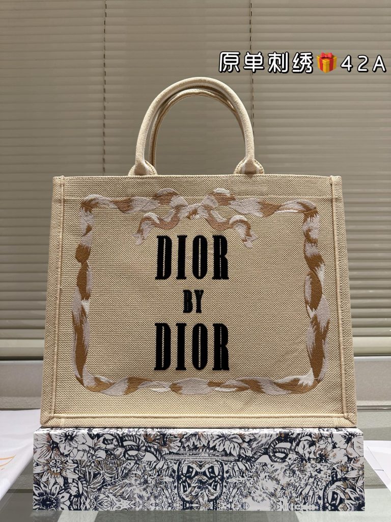 Diorディオール Book Tote ブックトート バッグ｜買い物の日に予算内で見たいポイント