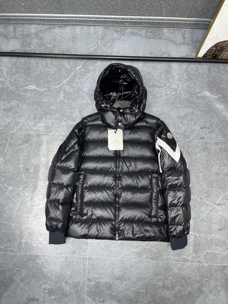 休日目線で見るMONCLERのジャケットの印象