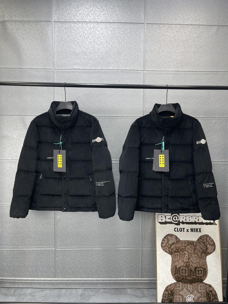 食事会で使いやすいMONCLERのその他を写真で確認