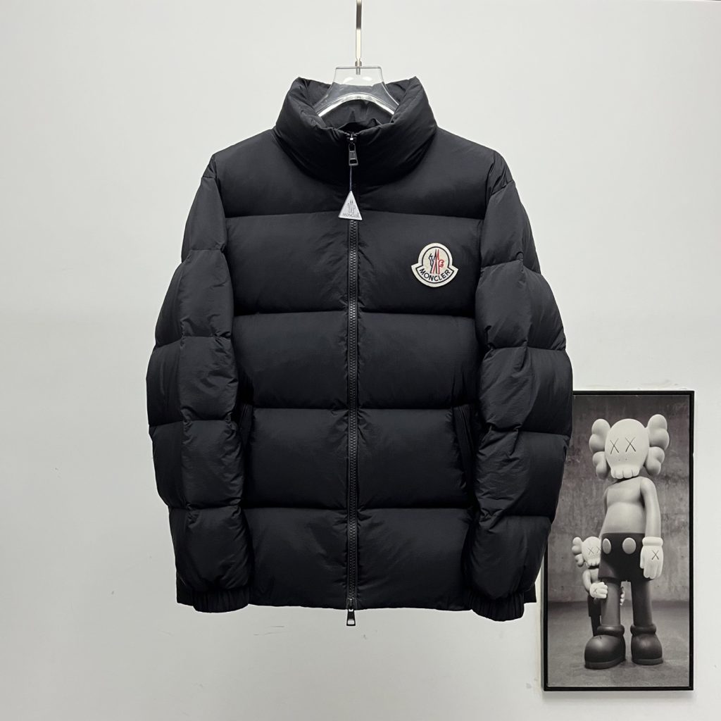 Monclerモンクレール メンズ パッカーパーカー 黒 1色入|季節の変わり目で使いやすいファッションアイテムを写真で確認