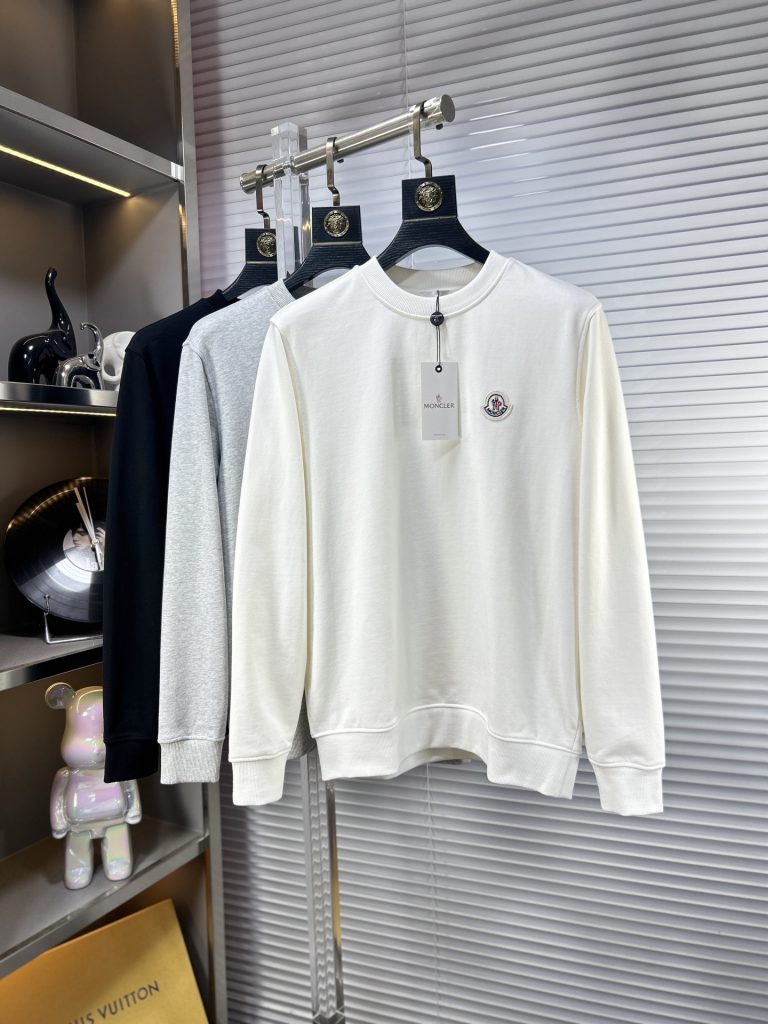 Monclerモンクレール メンズ ロゴスウェットシャツ 3色入 40-60字｜休日に使いやすいファッションアイテムを写真で確認