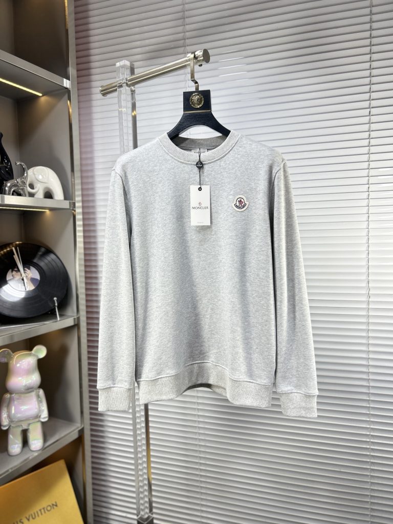 モンクレール ロゴパッチ ロングスリーブスウェットシャツ 2色展開｜季節の変わり目に映える上品カジュアル