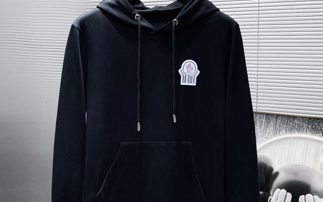 街歩きで使いやすいMONCLERのシャツを写真で確認