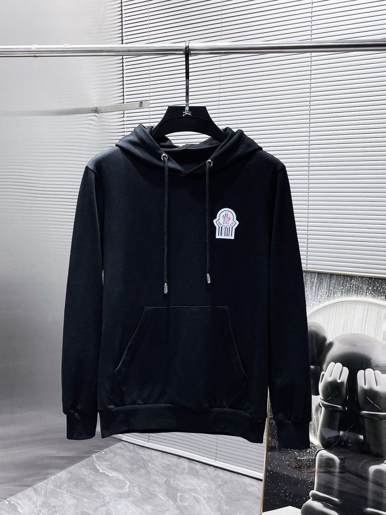 街歩きで使いやすいMONCLERのシャツを写真で確認