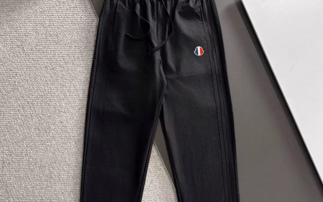 MONCLERのその他を予算内で探す前に見る黒のポイント