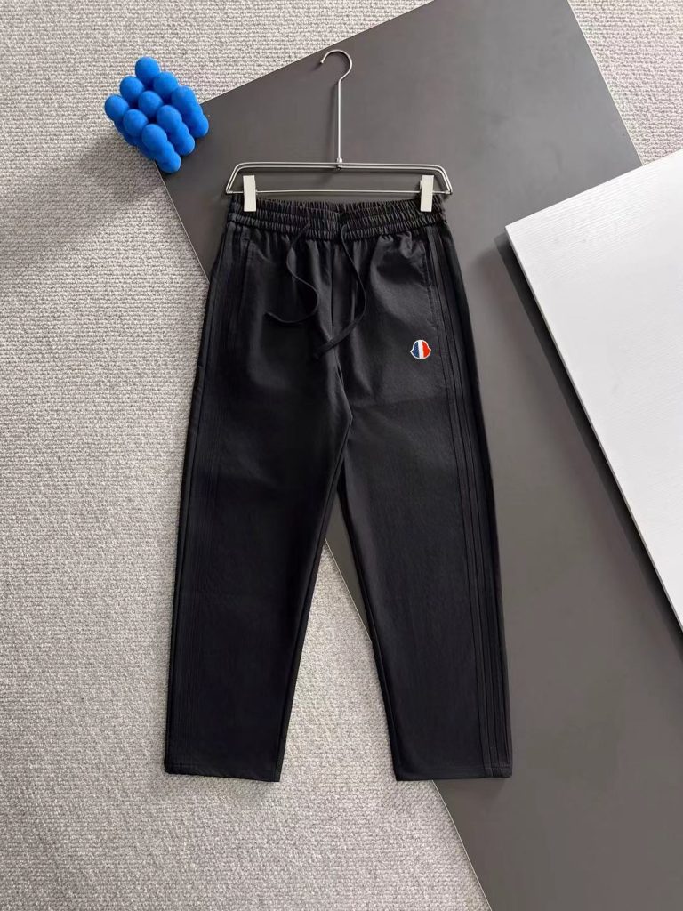 MONCLERのその他を予算内で探す前に見る黒のポイント