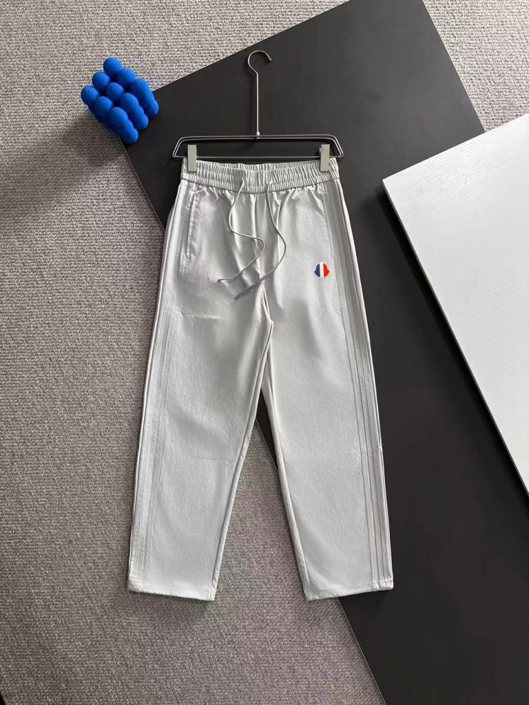 Monclerモンク レディース パンツ ホワイト 3色入 スポーティー デザイン｜休日に使いやすいファッションアイテムを写真で確認