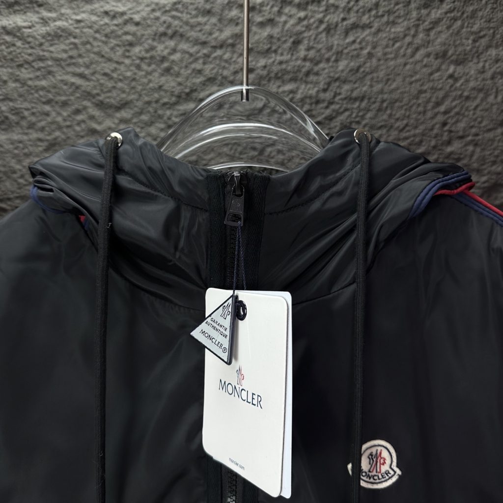 Monclerモンクレール フード付きジャケット 黒 グリーン 2色展開 保温性抜群の軽量アウター - 画像 4