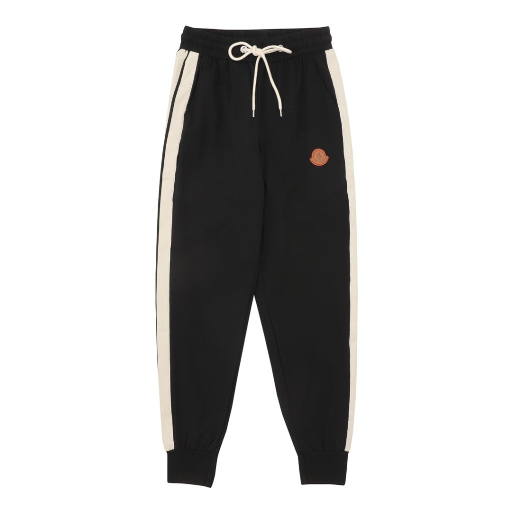 通勤の荷物に合うMONCLERのブランド小物