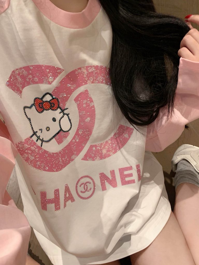 シャネル×ハローキティ ロングスリーブTシャツ 2色展開 ファッションアイテム｜休日に失敗しにくい選び方