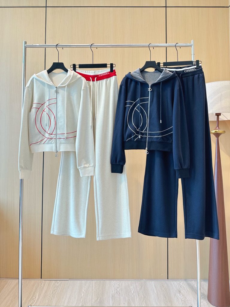 フード付きスウェットスーツ 2色入 男女兼用 ファッションアイテム｜カフェに行く日に選ぶ前の確認ポイント