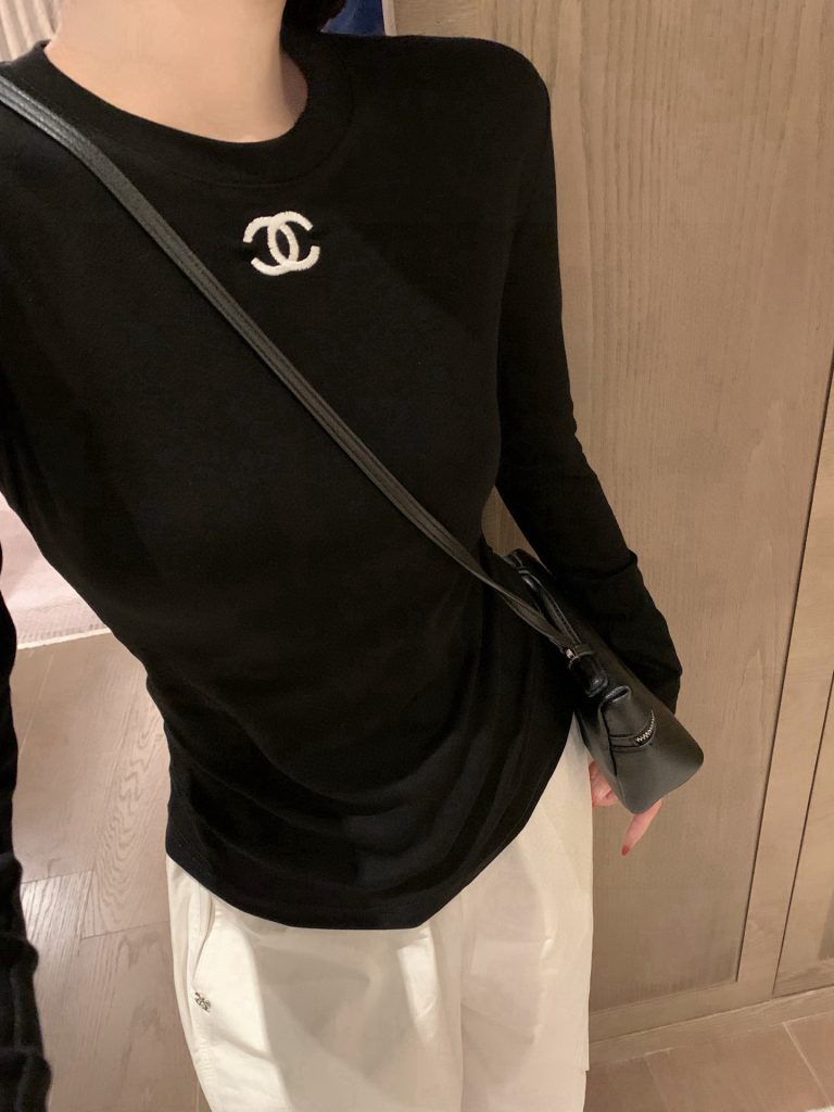 雨の日で手が伸びるCHANELのシャツの条件