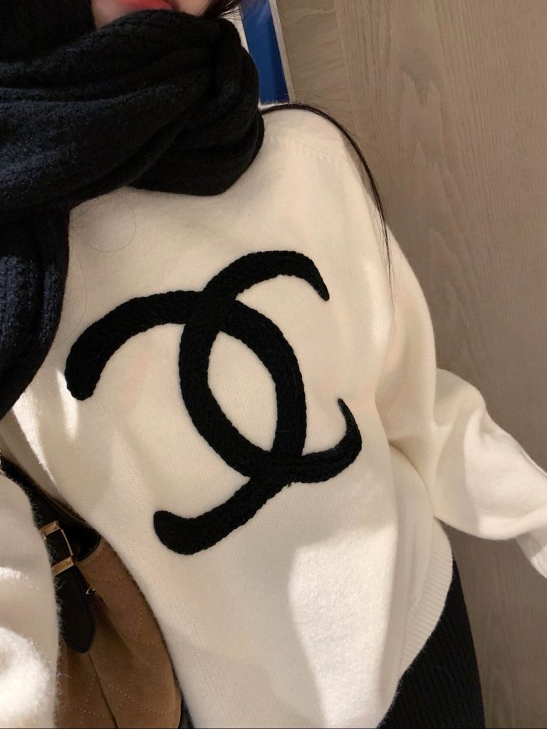 街歩き目線で見るCHANELのパーカーの印象