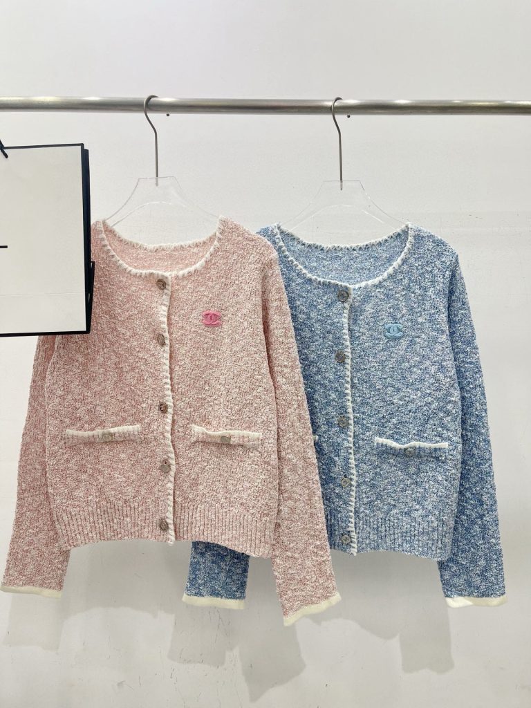 通勤や週末に映えるシャネルカーディガン、ピンクとブルーの2色で軽やかコーデ